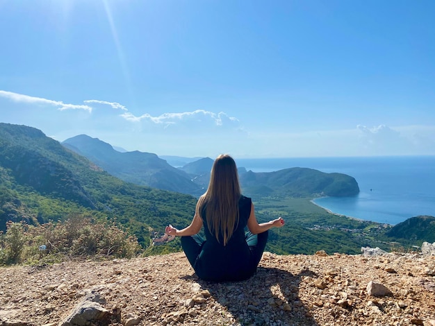 Jeune fille appréciant la beauté de la nature, relaxante, méditant, aventure