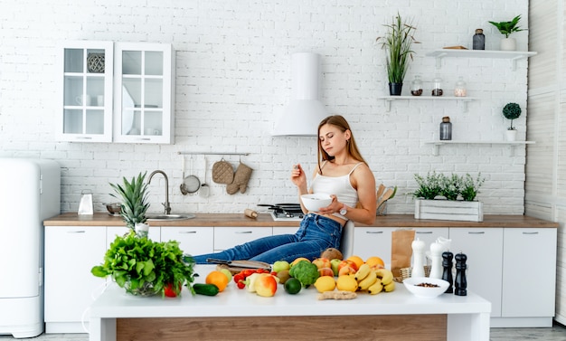 jeune fille, apprécier, nourriture saine, dans cuisine