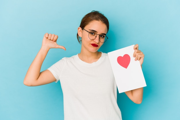 Jeune fille arabe maigre tenant une carte de Saint Valentin se sent fière et confiante, exemple à suivre.