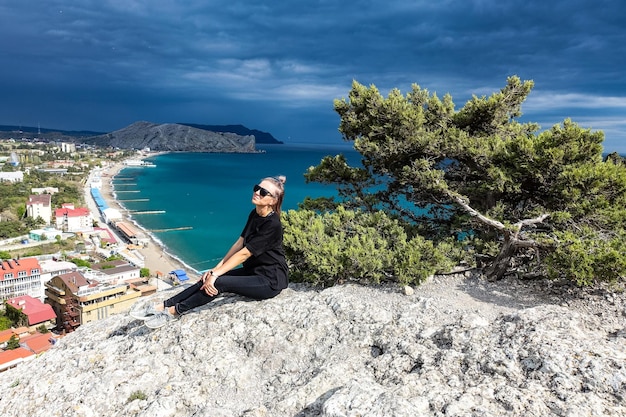 La jeune fille en arrière-plan est une vue de la forteresse génoise à la baie de Sudak