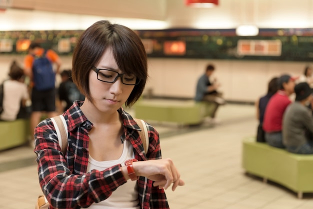 Jeune fille asiatique attendre quelqu'un dans un centre commercial à Taipei, Taiwan.