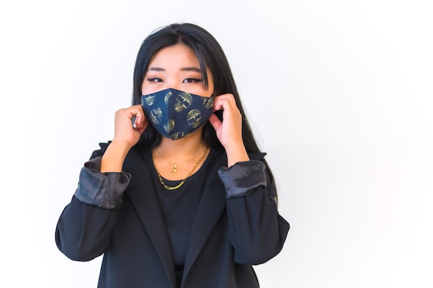 Jeune fille asiatique dans une veste noire