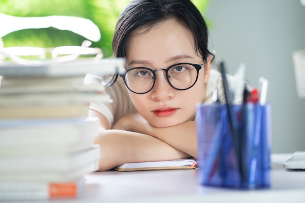 Jeune fille asiatique à faire ses devoirs