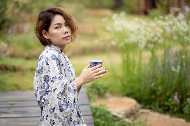 Jeune fille asiatique portant un kimono