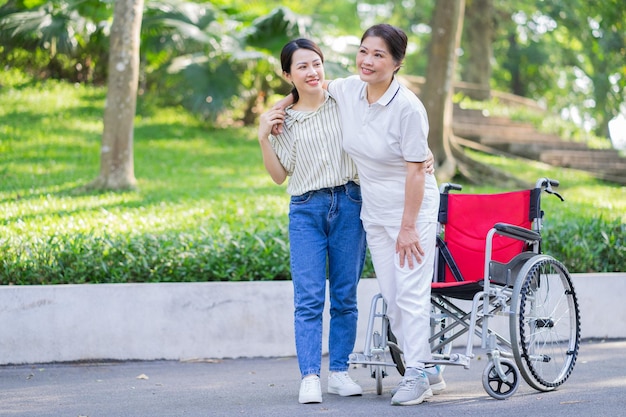 Jeune fille asiatique prenant soin de sa mère handicapée