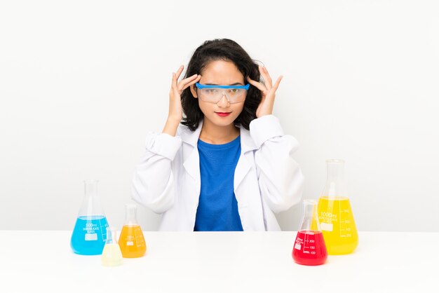 Jeune fille asiatique scientifique malheureuse et frustrée par quelque chose. Expression faciale négative