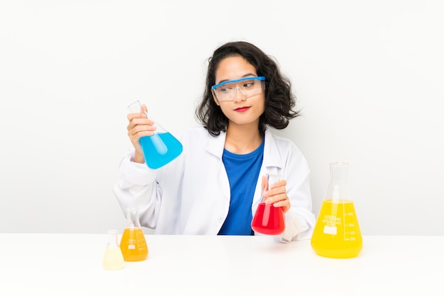 Jeune fille asiatique scientifique