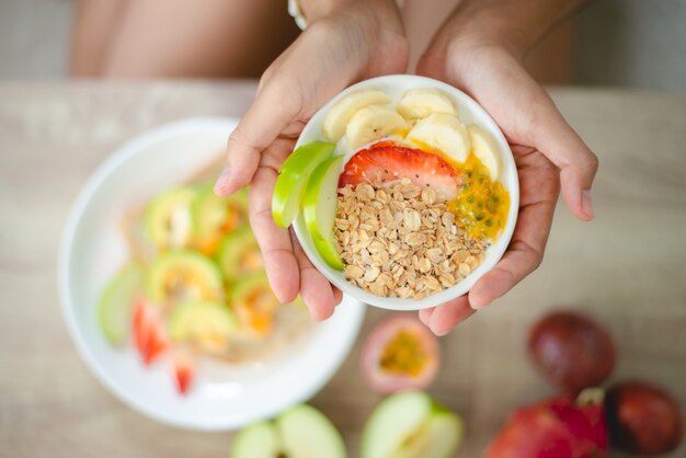 Jeune fille asiatique tenant des aliments sains légume frais dans le mode de vie à la maison, femme belle personne végétarienne faisant un régime alimentaire manger un repas de salade, les gens sourient heureux, concept de nourriture saine