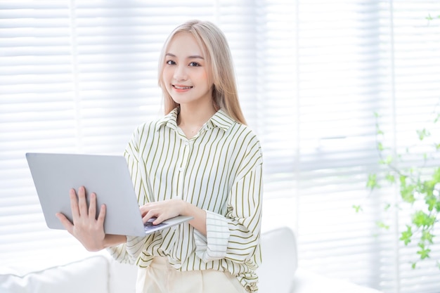 Jeune fille asiatique travaillant à la maison