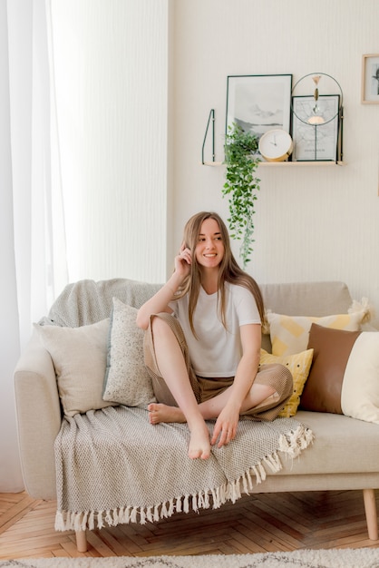 Jeune fille assise sur un canapé