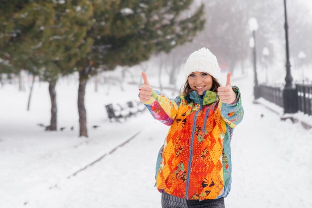 jeune fille athlétique fait du sport un jour givré et neigeux et montre la classe. Fitness, course à pied