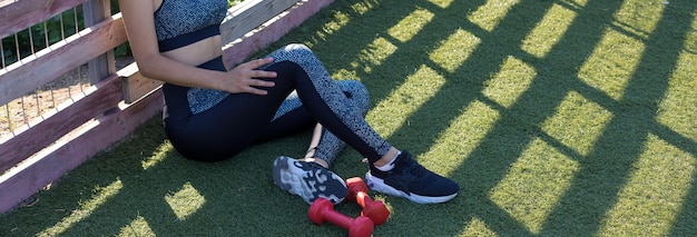Une jeune fille athlétique mince en tenue de sport effectue une série d'exercices Fitness et mode de vie sain