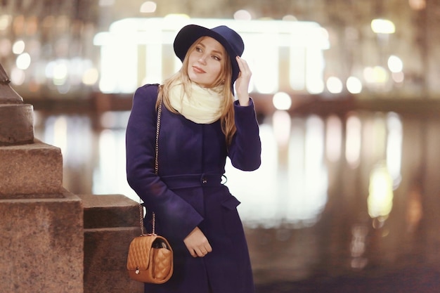 jeune fille au chapeau nuit automne promenade