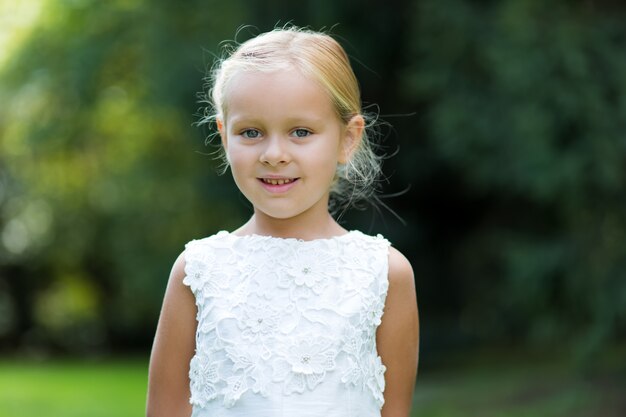 Jeune fille au parc