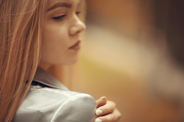 Jeune fille au portrait d'automne, adulte blond