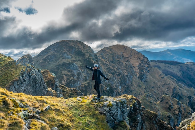 Une jeune fille au sommet de la montagne d'Aiako Harria regardant le paysage