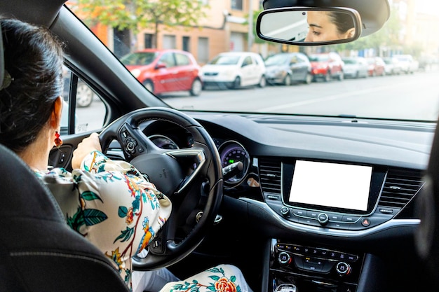 Jeune fille au volant d'une voiture Écran vide