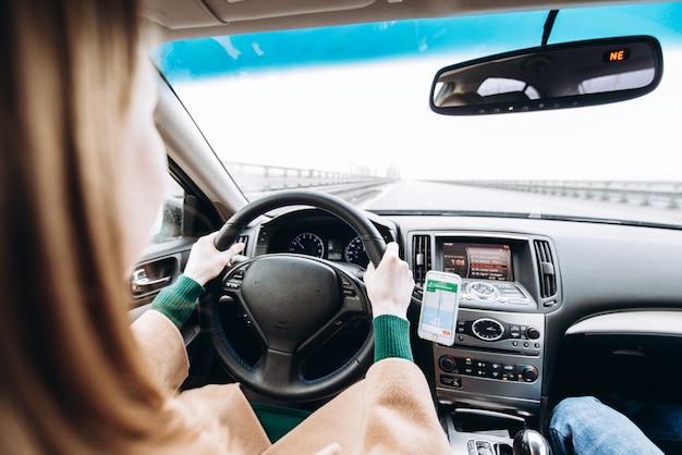 Jeune fille au volant d&#39;une voiture