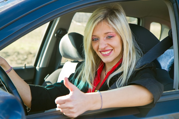 Photo jeune fille au volant