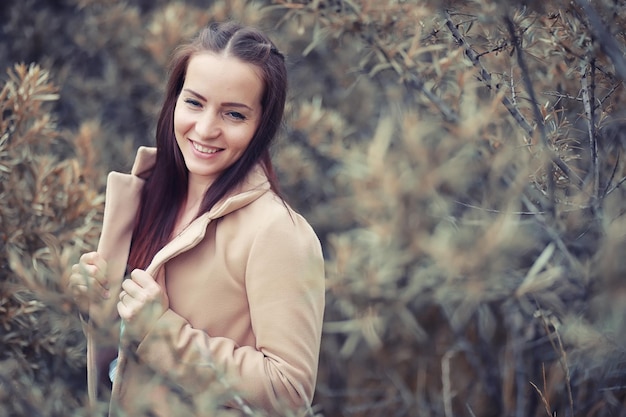 Jeune fille en automne par temps de pluie