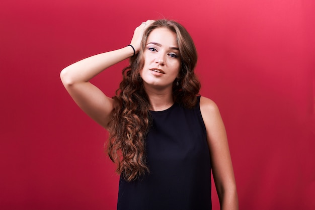 Jeune fille aux cheveux bouclés