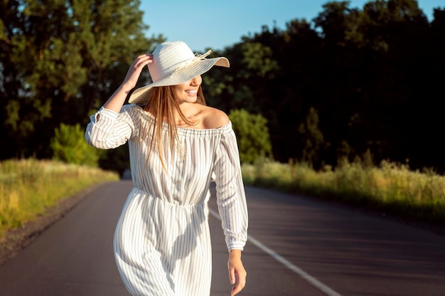 Jeune fille aux cheveux bruns en marche blanche