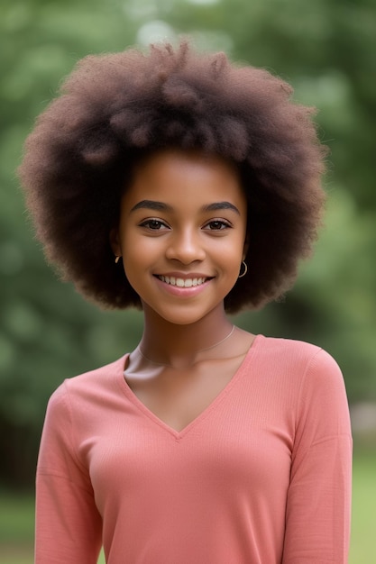 Une jeune fille aux cheveux naturels