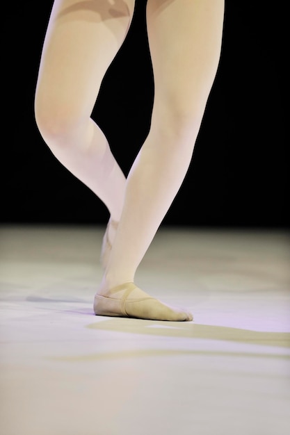 jeune fille de ballet heureuse ballerine danse sur scène à la classe de l'école de ballet
