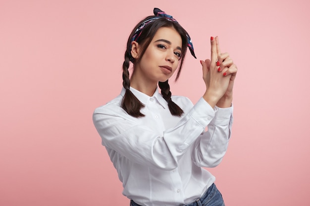 Jeune Fille Avec Bandana Garde Les Doigts Comme Un Pistolet Sur Rose