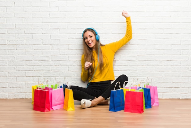 Jeune Fille Avec Beaucoup De Sacs à Provisions, écouter De La Musique Avec Des écouteurs Et Danser