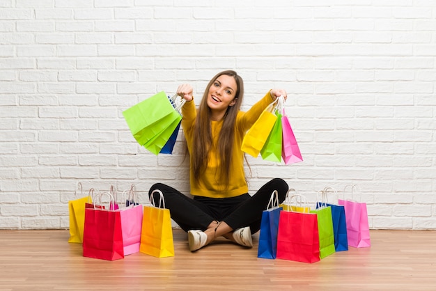 Jeune fille avec beaucoup de sacs