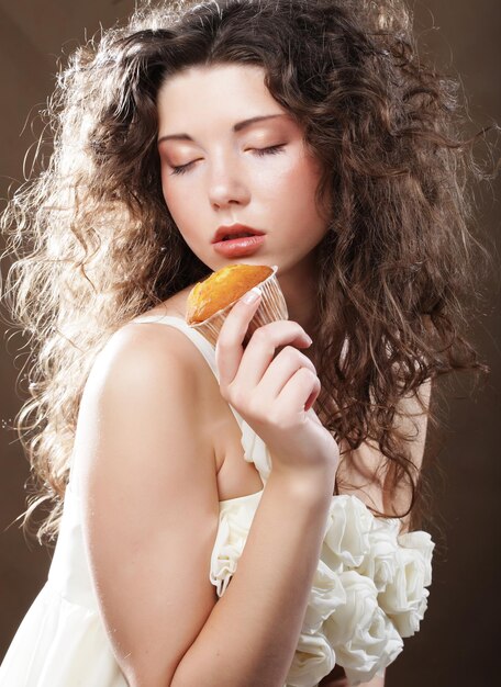 Jeune fille beauté avec un gâteau