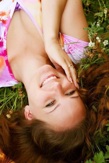 Jeune fille belle pose sur l'herbe