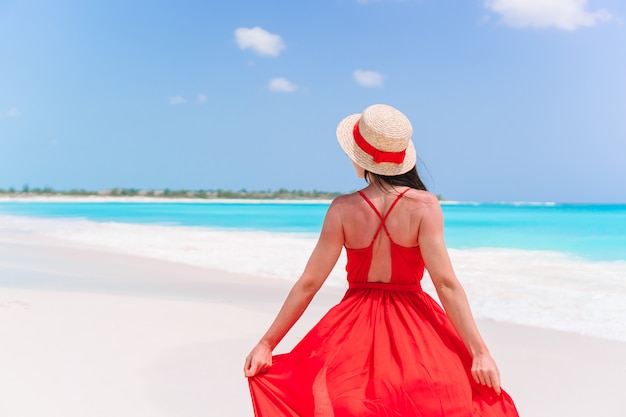 Jeune fille en belle robe rouge la mer