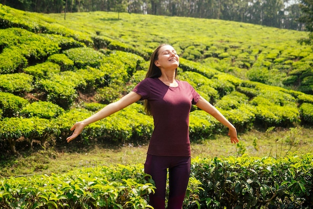 Jeune fille bénéficiant d'un bon matin dans les plantations de thé en Inde Munnar Kerala