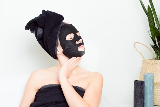 jeune fille bénéficie d'un soin spa pour la beauté de la peau dans un masque en tissu