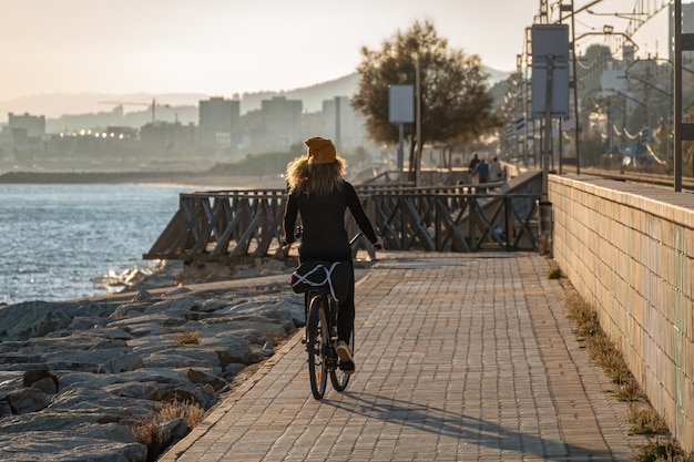 Jeune fille, bicyclette, à, coucher soleil