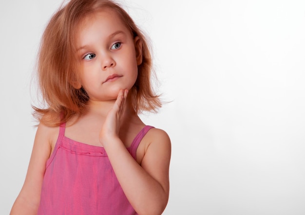 Jeune fille sur blanc levant les yeux et à sa droite