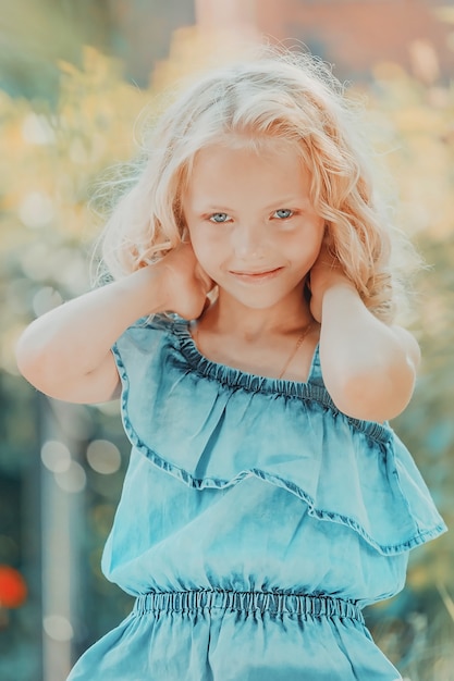 Photo jeune fille blonde aux cheveux bouclés redresse ses cheveux. photo de haute qualité