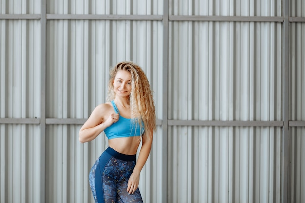 jeune fille blonde dans une formation sportive tenue dans une salle