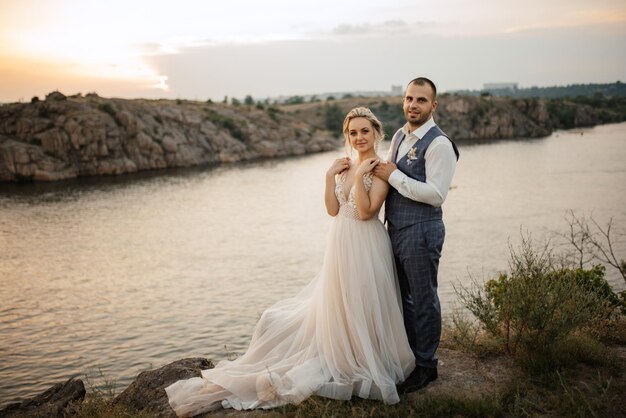 Jeune fille blonde mariée et marié près de la rivière