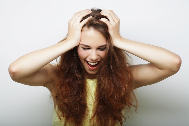 Jeune fille blonde souriante mignonne, tourné en studio