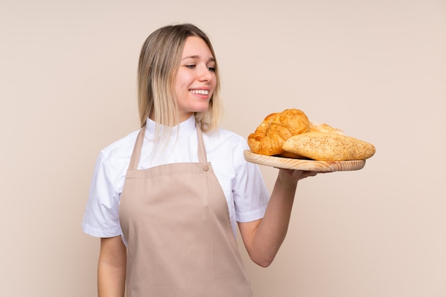 Jeune fille blonde avec tablier.