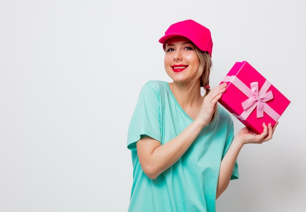 jeune fille avec boîte cadeau de vacances