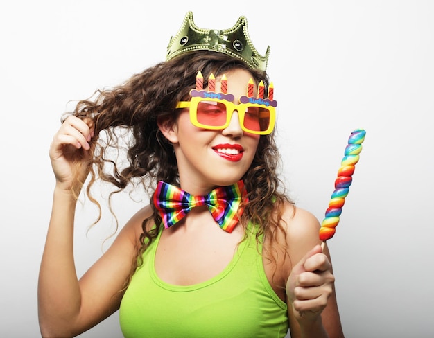 Photo jeune fille bouclée prête pour le sourire de fête et heureuse