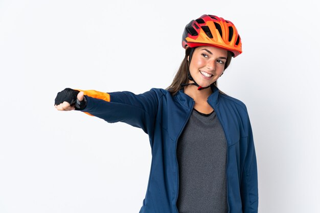 Jeune fille brésilienne cycliste isolée