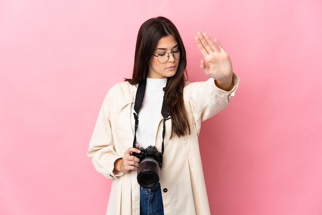 Jeune fille brésilienne photographe isolée