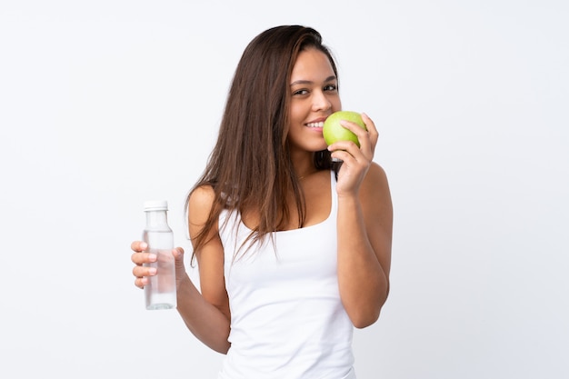 Jeune fille brésilienne avec une pomme et avec une bouteille d'eau sur