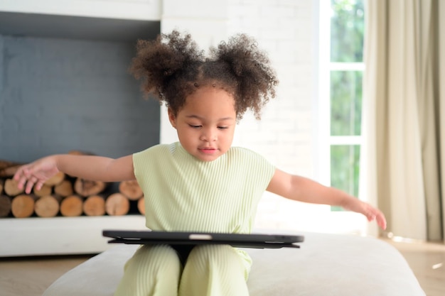 Une jeune fille brillante et mignonne avec sa tablette fidèle qui la rend heureuse et joyeuse