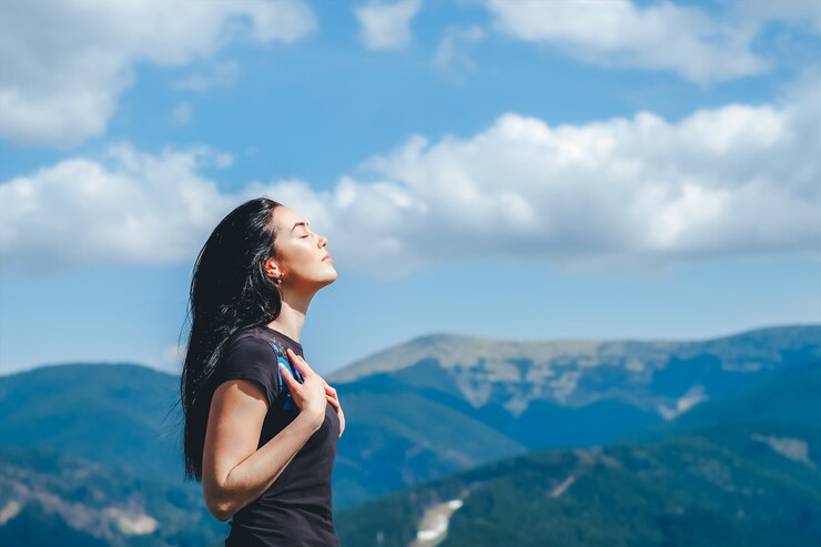 Photo jeune fille brune au sommet de la montagne, profitant de l&#39;air frais